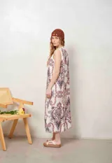 Vestido midi sin mangas, con escote en V y estampado estilo paisley en tonos marrones y violetas sobre fondo blanco.