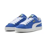Championes Puma modelo Suede Classic, confeccionados en gamuza de color negro con la icónica franja lateral en blanco y el logotipo de la marca impreso en dorado metalizado en el lateral. Suela de goma texturizada en color blanco.