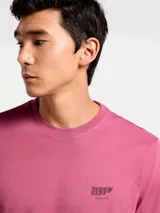 Remera blanca de manga corta con cuello redondo y estampa frontal con diseño gráfico de club de pesca en tonos azul y rojo.