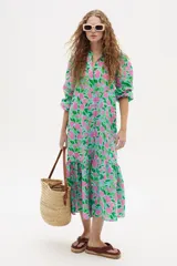 Vestido camisero midi de lino con estampado floral en tonos celeste, verde y rosa.