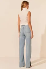 Pantalón de jean celeste, de corte recto y tiro alto.