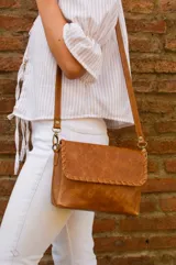 Bandolera de cuero color camel con correa larga regulable.