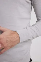 Sweater de punto liso, color azul, con escote redondo y manga larga.