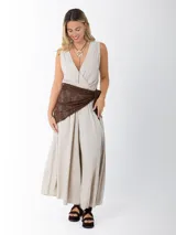 Mono largo de lino italiano color beige, con escote en V y cinto de rafia elastizado incluido y desmontable.
