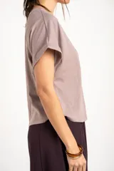Remera de algodón peinado color lila, con mangas cortas con vuelta y cuello redondo.