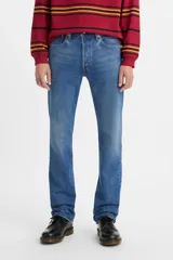 Jeans de corte recto, color azul medio, con cierre de botones y tiro medio.