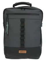 Mochila urbana de poliéster reciclado resistente al agua, con compartimento principal, bolsillo para laptop de 15 pulgadas y compartimentos frontales con cierre. Incluye correas ajustables, pasador para maleta y llavero mosquetón decorativo.