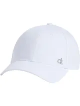Gorra de béisbol blanca con visera curva y logo metálico de las iniciales 'ck' en el frente.