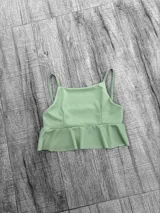 Top corto con tirantes finos y volado en el bajo.