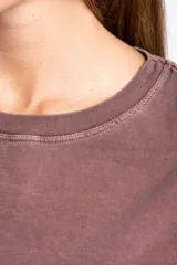 Remera de algodón color blanco roto, con escote redondo y mangas globo de tres cuartos con elástico en el puño.