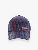 Gorro tipo jockey de seda con estampado geométrico y zigzagueante en tonos azules, rojos y amarillos. Presenta visera estructurada y el logo "MISSONI" bordado en blanco en el frente.