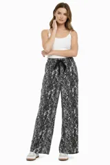 Pantalon de corte ancho y tiro alto, confeccionado en algodón con estampado animal print en tonos grises y negros. Cuenta con cintura elástica y cordón de ajuste frontal en color negro.