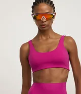 Top deportivo fucsia de microfibra, marca Get Over, con tirantes fijos y copas incorporadas.