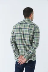 Camisa de hombre a cuadros color rosa, blanco y azul, de corte slim, manga larga, con bolsillo en el pecho y logo bordado.