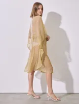 Kaftan dorado con brillo, de manga corta amplia y escote en V. Posee jareta interna ajustable en la cintura y tajo lateral.