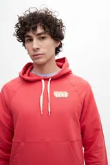 Canguro color crudo de felpa liviana con friza, manga raglán, bolsillo central, corte en el cuerpo, tajos laterales y capucha. Estampa en la espalda con letras en rosa y amarillo.