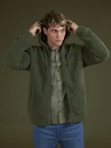 Campera de abrigo tipo fleece color azul marino, con cierre frontal completo y cuello alto.