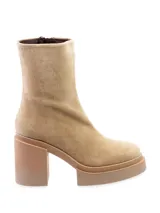 Botín de cuero color beige, con caña media, plataforma y taco cuadrado.