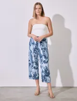 Pantalón capri de satén plisado con estampado abstracto en tonos azules y blancos, pretina ancha elastizada.