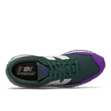 Championes New Balance 237, color verde oscuro con detalles en violeta y logo "N" en blanco.