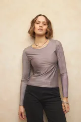 Top brillante elastizado color gris oscuro, de manga larga y cuello redondo.