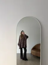 Canguro de viscosa con capucha, mangas largas abullonadas y diseño oversize con estampado animal print tipo cebra en tonos marrón y negro.