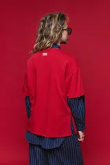 Remera de algodón con corte boxy fit, silueta amplia, hombros caídos y aberturas laterales.