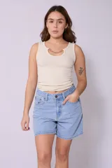 Short de jean celeste de tiro alto y corte recto.