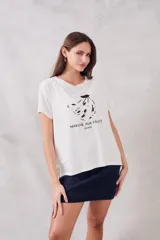 Remerón blanco de viscosa con estampado de bananas y texto en negro.