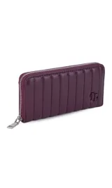 Billetera de dama en símil cuero color negro, de diseño acolchado con costuras verticales que forman relieves y cierre perimetral. Incluye monograma en la esquina inferior y viene con caja de presentación estampada.