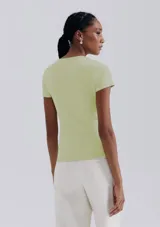 Camiseta celeste de manga corta con cuello en V.