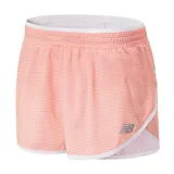 Short deportivo New Balance modelo Accelerate 2.5, con diseño de rayas horizontales en tonos rosado, naranja y blanco. Presenta cintura elástica, bordes con ribete blanco y logo de la marca estampado en el lateral.