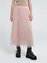 Falda midi de corte acampanado confeccionada con capas de tul sobre una base de encaje. Presenta cintura elástica con detalle fruncido.