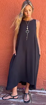 Vestido largo negro de seda opaca, con bolsillos laterales, corte en A y diseño con cortes laterales en la espalda.