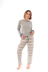 Conjunto de pijama gris con detalles en azul. Incluye una remera de mangas largas y un pantalón largo a rayas horizontales grises y beige, con cintura ajustable y bolsillos laterales.