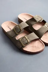 Sandalias de dos tiras anchas en color verde militar, con hebillas metálicas doradas y base anatómica de corcho.