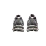Championes de running Asics Gel-Nimbus 23 Platinum, color gris con detalles iridiscentes en el logo y el talón. Cuentan con tecnología FlyteFoam en la entresuela para una amortiguación superior.