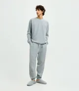 Pijama masculino de dos piezas con textura waffle, compuesto por una remera de manga larga con cuello redondo y un pantalón con cintura elástica.