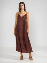 Vestido largo marrón con estampado animal print, breteles finos, escote en V y detalle de flor en cobre.