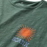 Remera verde con estampa en el pecho de un sol y la palabra "Roark".