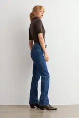 Jean de corte recto y tiro medio, confeccionado en denim azul clásico con costuras a tono.