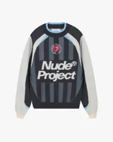 Suéter de punto con diseño inspirado en camisetas de fútbol retro. Presenta un patrón de rayas verticales en tonos gris oscuro, gris claro y celeste, con el logo de la marca en gran tamaño en el frente y un detalle de rosa bordada en el pecho. Posee cuello redondo y puños acanalados.