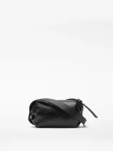 Bolso bandolera pequeño de Adolfo Dominguez con textura craquelada y acabado brillante. Cuenta con un compartimento principal con cierre de cremallera, bolsillo interior con cierre y asa larga regulable en color negro.