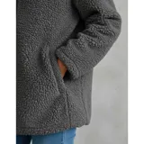 Campera de corderito color blanco, con cuello alto, cierre frontal completo y un bolsillo en el pecho con cierre.
