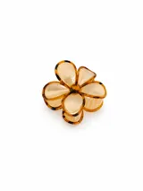 Broche para el pelo con diseño de flor de cinco pétalos, realizado en material acrílico con efecto carey en tonos beige y marrón.
