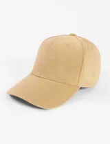 Gorra tipo cap de gamuza sintética en color marrón claro, con diseño clásico de seis paneles y visera curva.