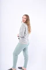 Pijama de dos piezas gris con detalles en verde agua, compuesto por una remera de manga larga con bolsillo en el pecho y un pantalón largo.