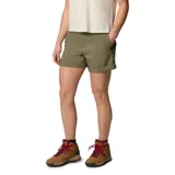 Short Columbia modelo Silver Ridge Short de color verde militar, confeccionado con materiales reciclados con tecnologías Omni-Shade y Omni-Wick. Cuenta con bolsillos laterales, bolsillo trasero, trabillas para cinturón y puños enrollables con botones a presión.