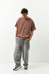 Remerón unisex verde militar de manga corta y cuello redondo, con pequeño estampado lateral en el frente y otro grande en la espalda.