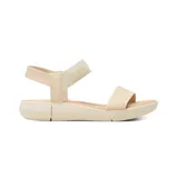 Sandalia casual Korium Confort modelo Agata, color beige, con tira frontal trenzada y tira trasera elástica.